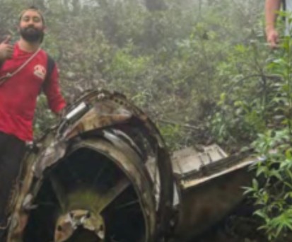 Die DC-9 stürzte am 20. Juli 1973 ab: Expeditionsteilnehmender 51 Jahre später vor einem Triebwerk.