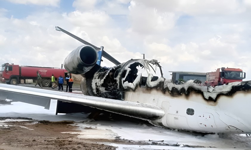Das Wrack der Embraer ERJ 145: Total ausgebrannt.