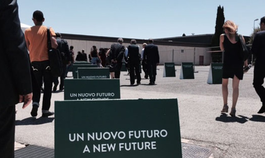 Alitalia will sich transformieren und in eine «neue Zukunft» aufbrechen. Außen wird das durch die veränderte Bemalung gezeigt, innen durch eine neue Kabine.