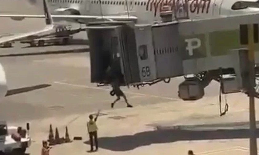 Szene aus dem Video: Der Mann sprang aufs Vorfeld.