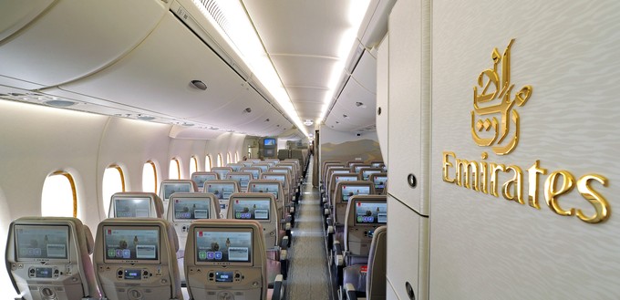 Emirates plante einst, 644 Sitze im A380 unterzubringen, sobald sie den Jet mit einer Zwei-Klassen-Bestuhlung nutzt. Doch als die Airline 2015 den ersten Superjumbo dieser Art entgegen nahm, hatte er 615 Sitze - 557 in der Economy Class und 58 in der Business Class. Und das ist auch heute die höchste Sitzanzahl im Airbus A380.