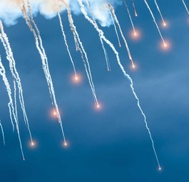 Israels Abwehrschild schoß Raketen ab: Fluglinien sollten den Luftraum nur tagsüber nutzen.