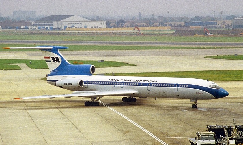 Tupolev Tu-154 von n Malev: Ein Bild aus besseren Zeiten.
