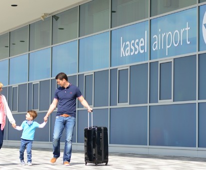 Familie am Flughafen Kassel: Braucht es den Airport?