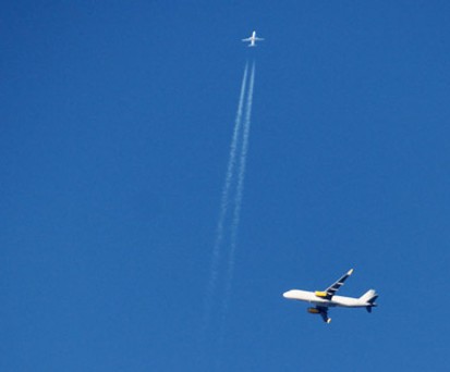 Flugzeug von Vueling (unten groß) und von Tuifly.