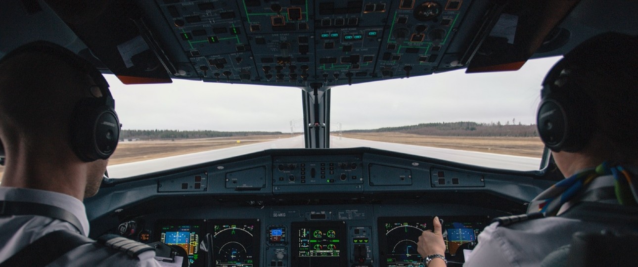 Piloten im Cockpit vor dem Start: Rufzeichen werden bei allen Funksprüchen genannt und helfen, die Flugzeuge am Himmel voneinander zu unterscheiden.