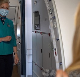 Flugbegleiterin von Aer Lingus: Startet die Airline bald Langstreckenflüge ab dem Nachbarland?