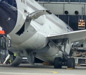 Die D-ABPQ liegt auf der Nase: Die Boeing 787-9 sollte nach Los Angeles fliegen.