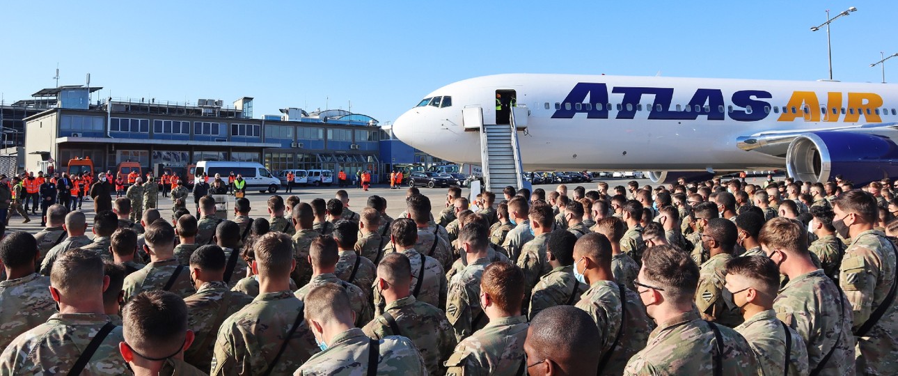 Amerikanische Soldaten der 3rd Infantry Division aus Georgia in den USA am 1. März 2022 am Flughafen Nürnberg, ...