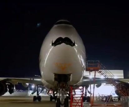 Boeing 747 mit Schnurrbart: Botschaft zum Movember.
