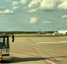 Fahrzeug von LEOS am Flughafen Düsseldorf: Könnte durch den Streik stillstehen.