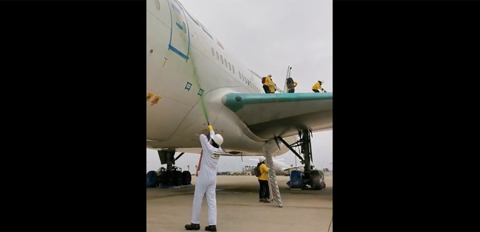 Dort machen sie sich an der Boeing 777 zu schaffen.