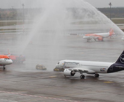 Die ersten beiden Flugzeuge kommen am BER an: Zwei Airbus A320 Neo von Easyjet und Lufthansa markierten den Betriebsbeginn des BER.