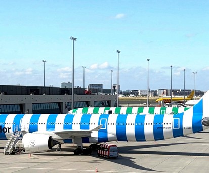 Airbus A330 Neo von Condor in Frankfurt: Die Fluglinie muss sparen.