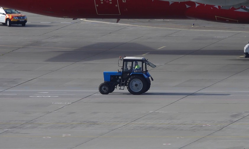 Blauer Traktor am Flughafen Novosibirsk: Drei Flugzeuge mussten durchstarten. 