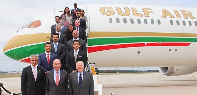 Die Führung von Gulf Air zeigt sich stolz vor dem Dreamliner, ...