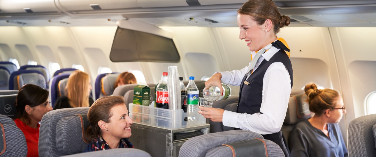 Flugbegleiterin bei Lufthansa: Auch Zulagen fallen weg.