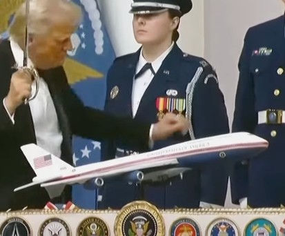 Trump erhält Torte mit Air Force One - in seinem Design