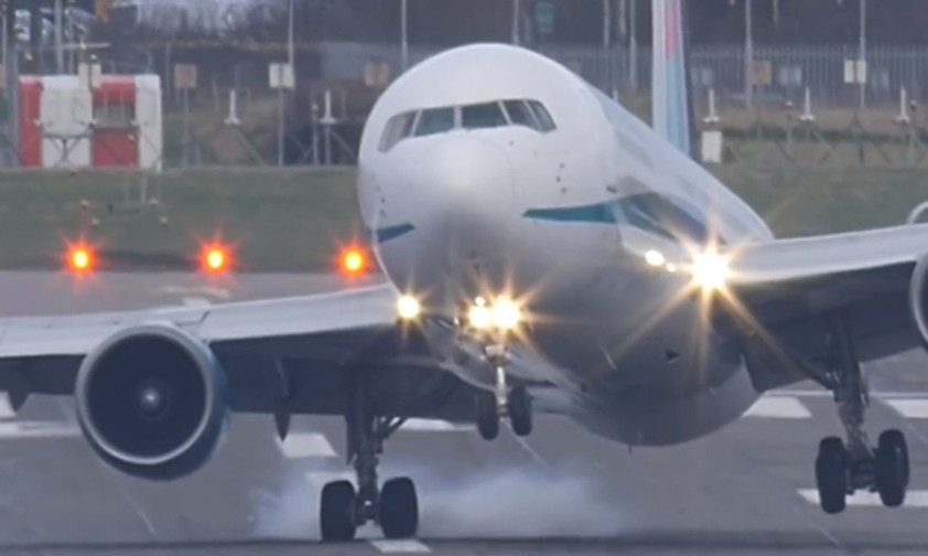 Boeing 767 bei der Landung: Starker Wind schleudert den Jet auf die Landebahn.