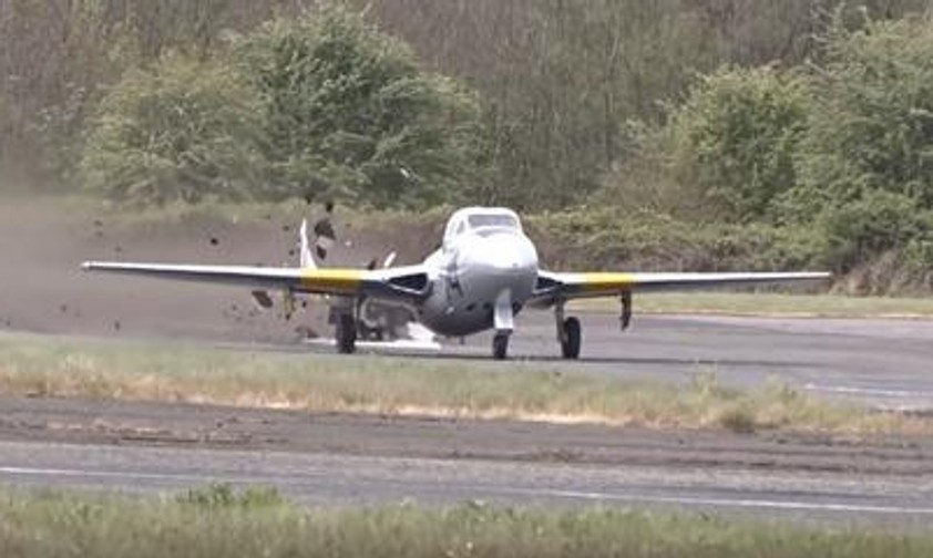 Wenn der Kampfjet den Asphalt in die Luft wirbelt