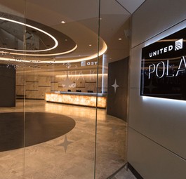 Uniteds neue Polaris-Lounge in Newark: Für Passagiere, die auf internationalen Langstrecken in der Polaris Business oder Polaris First Class fliegen.