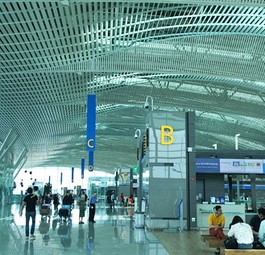 Terminal 2 des Incheon Airport: Die Decke erinnert von der Form her an Wellen und lässt viel Licht hinein.