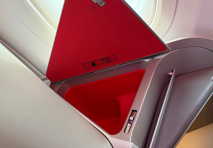 Links gibt es eine weitere Ablagefläche mit einem kleinen Staufach. 