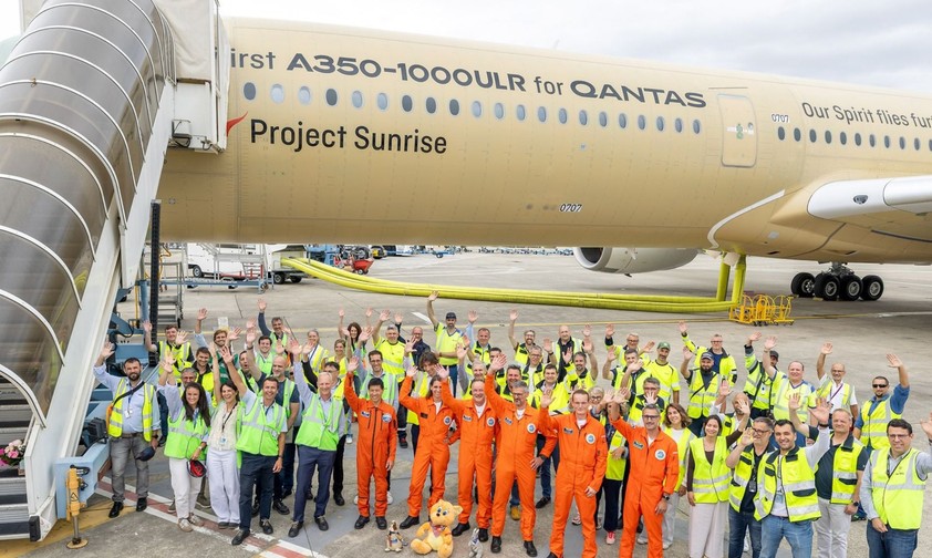 Crew des Testflugzeugs: Sie sorgt dafür, dass der Airbus A350-1000 ULR auf Herz und Nieren geprüft wird. 