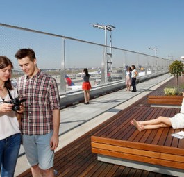 «Was ist das da für ein Fleck auf dem Bild, Finn» - «Der Maschendrahtzaun, Anna»: Spotter freut die neue Frankfurter Terrasse nicht.