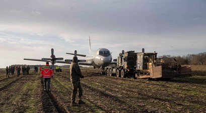 Schleppvorhaben P-3C Orion zum Aeronauticum: Das Flugzeug wurde 1,6 Kilometer weit über ein Feld gezogen.