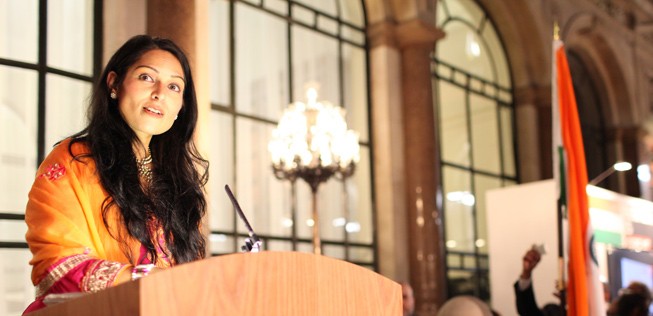 Priti Patel:
Die britische Entwicklungshilfeministerin trat am 8. November zurück. Hintergrund war ein Treffen mit israelischen Regierungsvertretern, das nicht mit Premierministerin Theresa May abgesprochen war. May beorderte Patel für den Rücktritt laut Medienberichten zurück von Nairobi nach London. So wurde Patels Kenya-Airways-Flug KQ100 Richtung Großbritannien bei Flightradar 250.000 Mal angesehen.