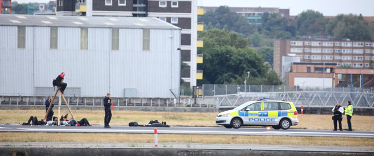 Die neun Demonstranten sind am Dienstagmorgen auf die Piste des London City Airports gelangt.