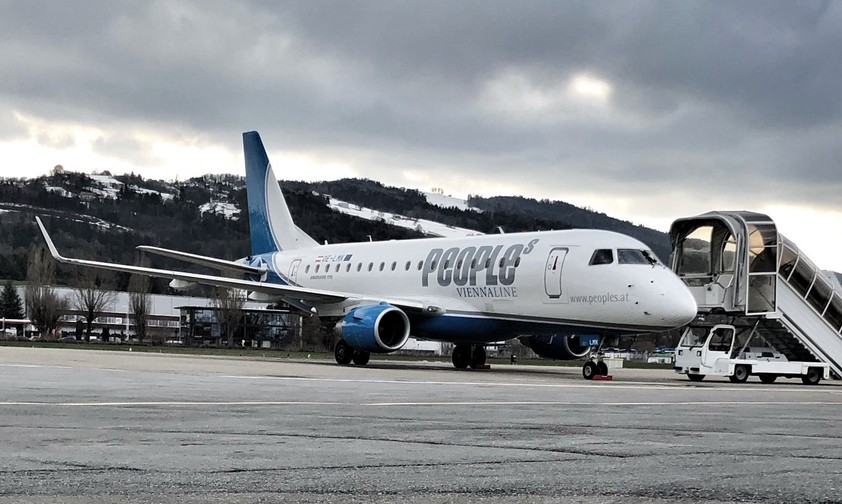 Embraer E170 von People's: Die Airline schickt ihren Flieger zur Wartung.