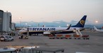 Hier der direkte Vergleich bei einer Boeing 737 von Ryanair: Vorne die schmale, hinten eine breitere Treppe. 