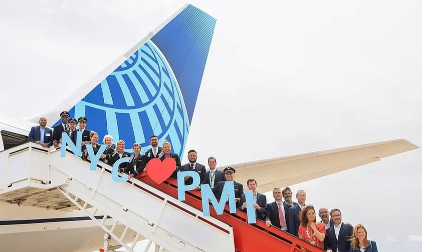 United Airlines feiert den Erstflug 2026 nach Mallorca: Die Airline fliegt im Sommer Newark-Mallorca sechsmal pro Woche.