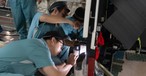 Mitarbeiter von Haeco an der Arbeit: Der Airbus A330 von Swiss wird fast wie neu.