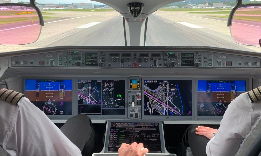 Blick ins Cockpit eines Airbus A220 von Swiss.