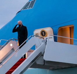 ... Präsident an Bord, wie hier Joe Biden, wird das Flugzeug dadurch zur Air Force One.
