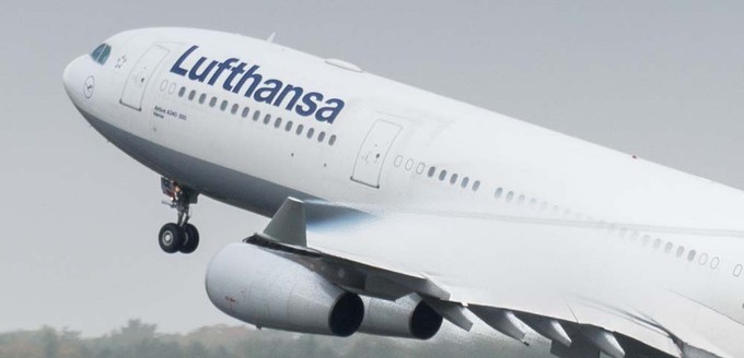 Klassische Winglets an einem Airbus A340. Zusammen mit den Wingtip Fences gehören sie zu den einfacheren Bauformen.