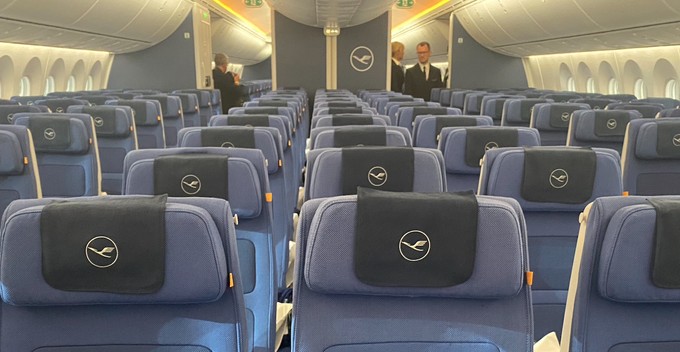 <p style="text-align: left;">Hier ist alles ziemlich Lufthansa: Die Economy Class.</p>