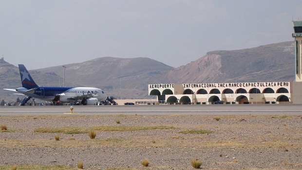 Der Inca Manco Cápac Flughafen liegt 30 Minuten von der peruanischen Stadt Puno am Titicacasee auf 3826 Metern. Damit schafft es der Airport auf Platz 7 der höchsten Flughäfen der Welt.