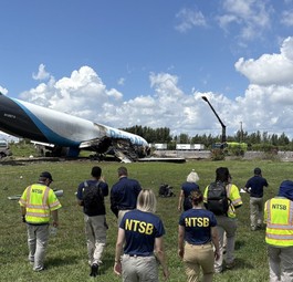 Ermittlerinnen und Ermittler des NTSB auf dem Weg zum Wrack: Sie werten nun alle verfügbaren Daten aus.
