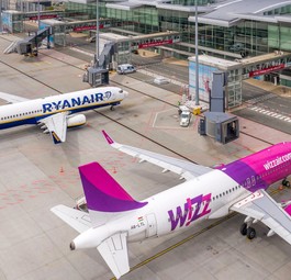 Flugzeuge von Ryanair und Wizz Air am Flughafen Wroclaw: Laut einer DLR-Analyse bietet Wizz Air die durchschnittlich günstigsten Preise.