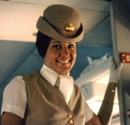 Top gekleidet, immer freundlich: Pan-Am-Flugbegleiterin in den 70er Jahren.