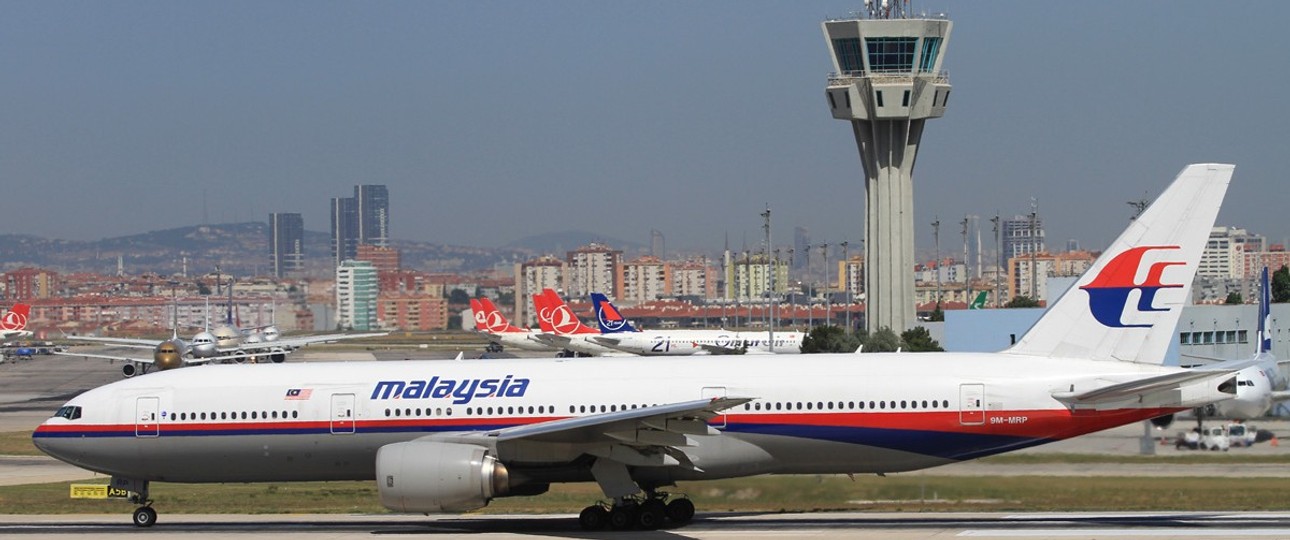 Boeing 777 mit dem Kennzeichen 9M-MRP, hier im Jahr 2013 bei Malaysia Airlines: Trägt heute die Kennung Z-NBE von Air Zimbabwe.