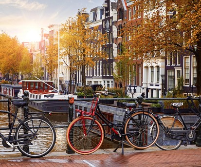 Fährräder in Amsterdam: In der Stadt darf keine Werbung mehr für Flugreisen gezeigt werden.
