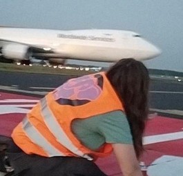 Bild von einer der Aktionen: Festgeklebt auf Rollwegen.