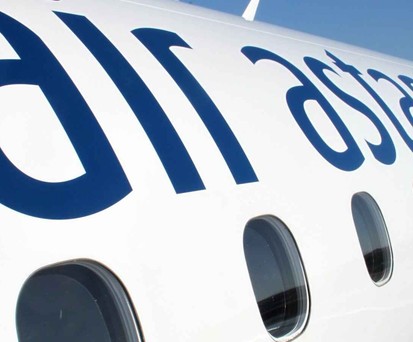 Schriftzug Air Astana auf einer Embraer: Die Airline setzt auf Wachstum.