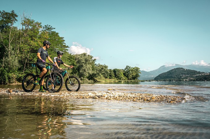 Zwei Mountainbiker geniessen die Aussicht beim Foce Magliasina Delta am Luganersee