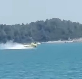 Der Moment des Unglücks: Die Air Tractor AT-802F berührte mit der rechten Tragfläche das Wasser.